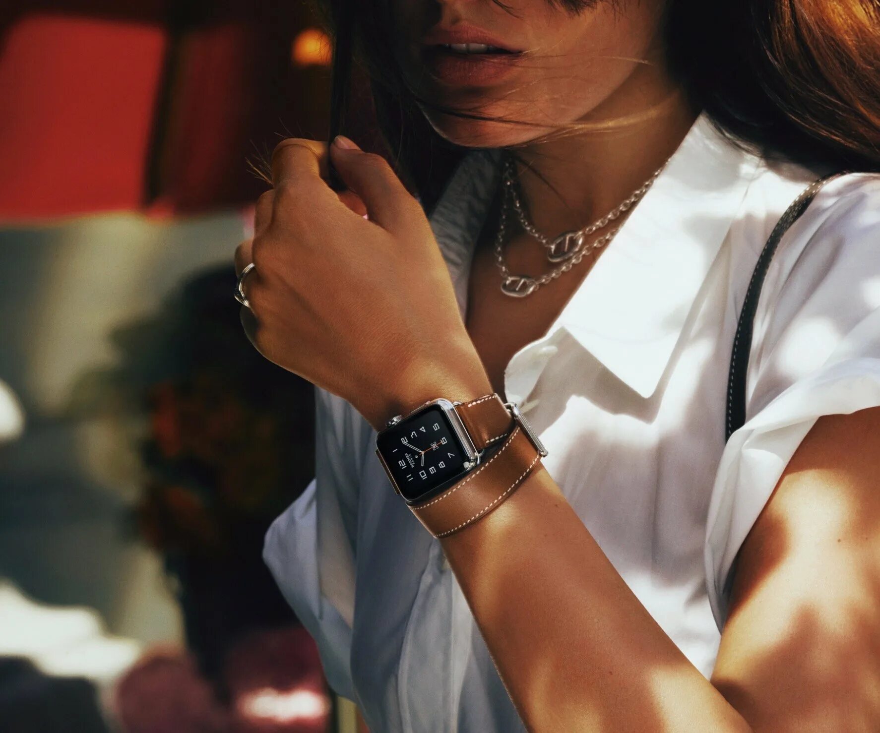 Apple watch Hermes на руке. Эпл вотч бабочка браслет кожаный. Apple watch 8 Hermes с ажурным ремешком. Часы Эрмес как надеть