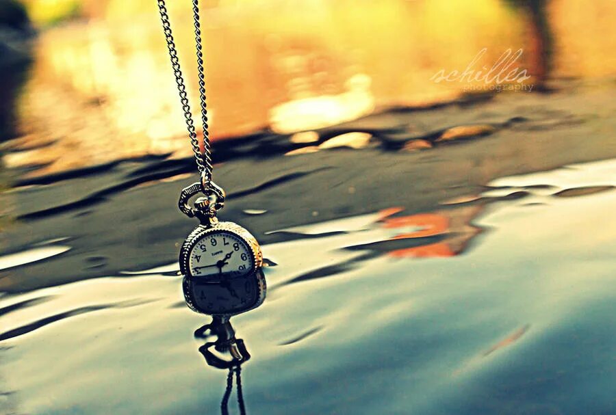 Время вода вернется. Время вода. Время утекает как вода. Утекающие часы. Time is precious обои.