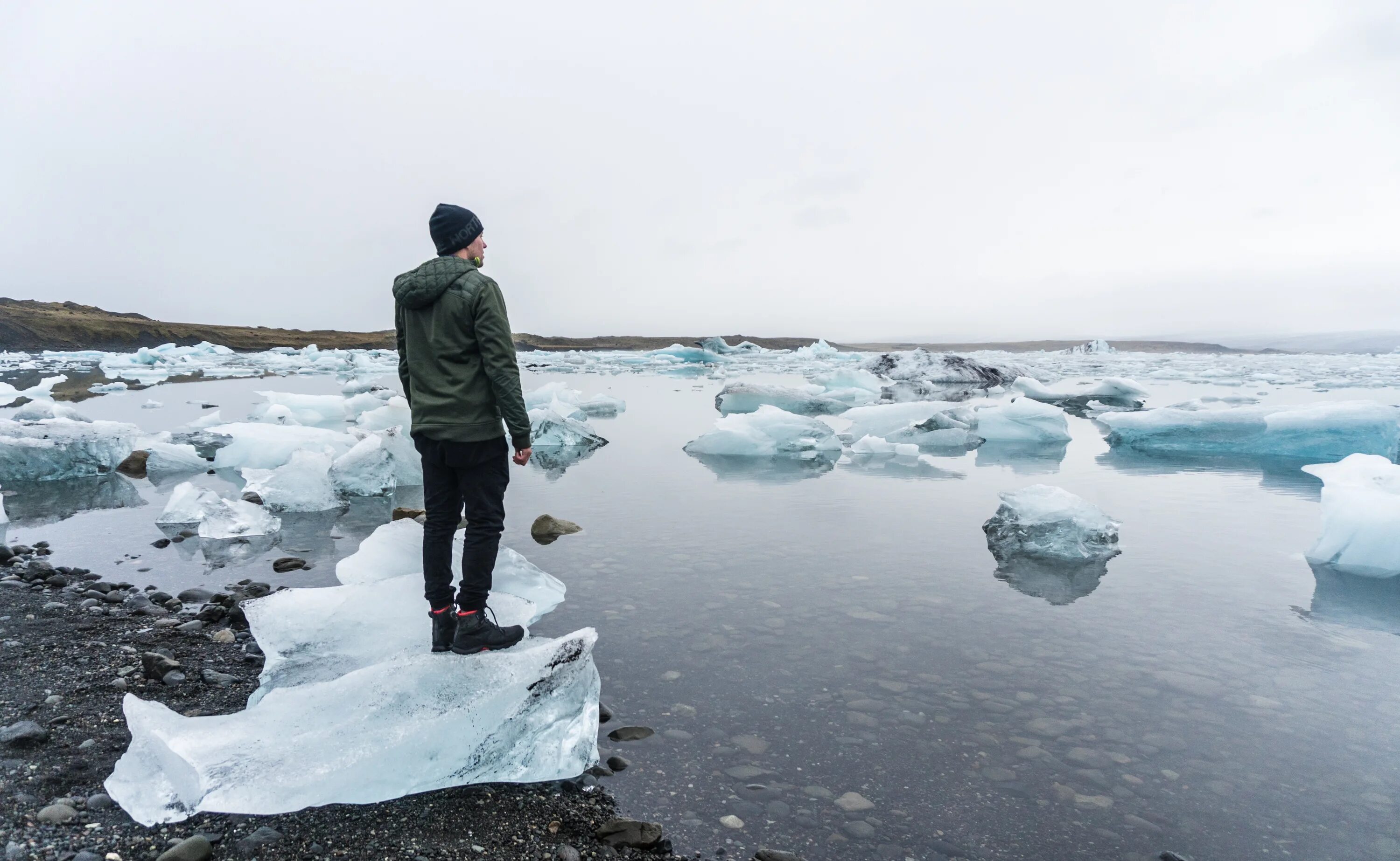 Лед растаявший он вода. Лед на море. Ледяной человек. Фотосессия на льду. Человек Айсберг.