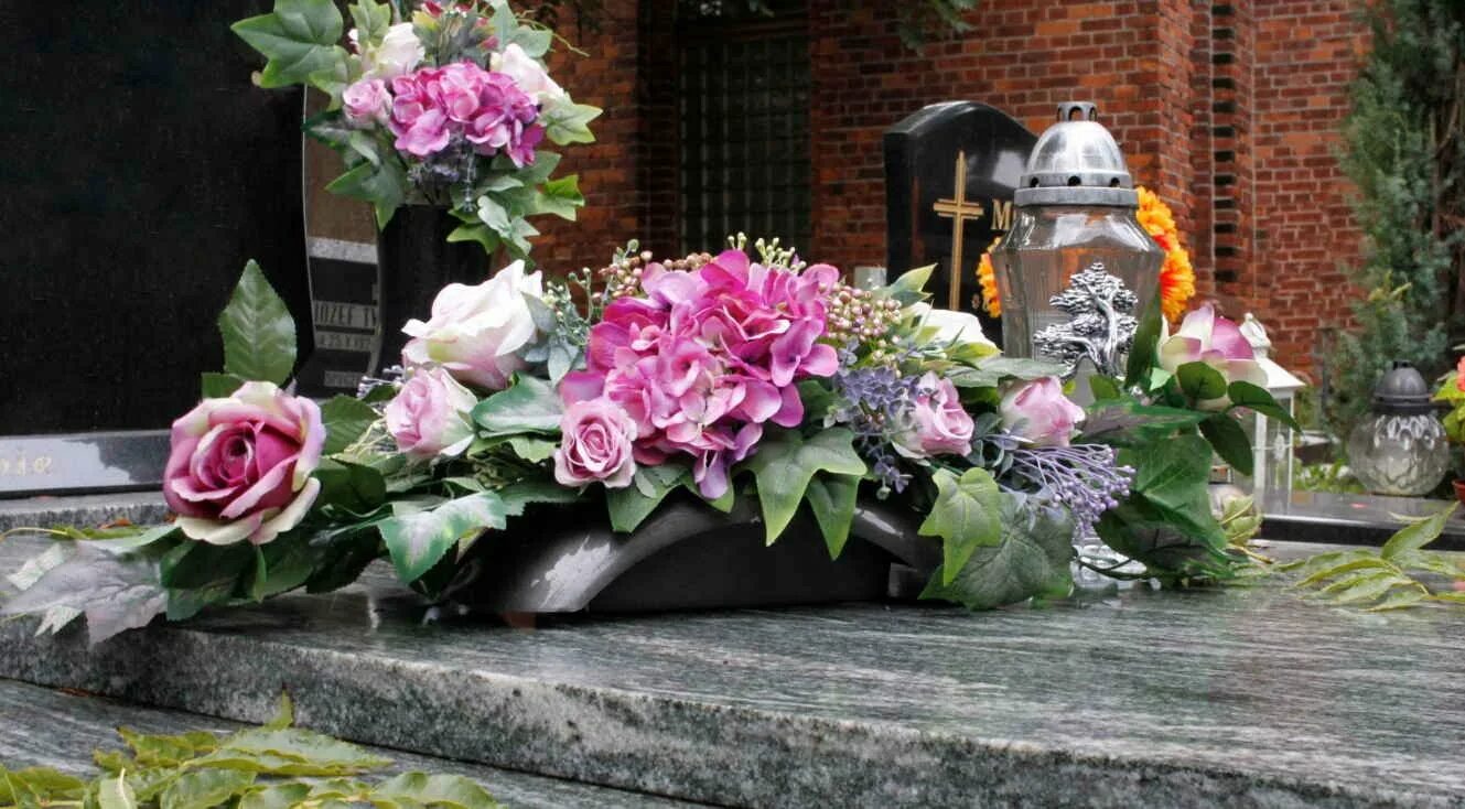 Цветы из дома на кладбище. Кладбищенские цветы. Композиция из цветов на кладбище. Украшение могилы цветами. Кладбищенские цветы искусственные.