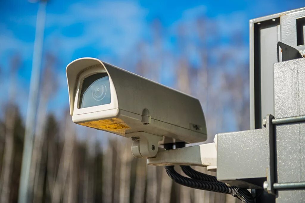 Системы видеонаблюдения система охранной сигнализации. Камера видеонаблюдения. Видеонаблюдение и охранные системы. Камера видеонаблюдения на объекте. Охранная сигнализация и видеонаблюдение.