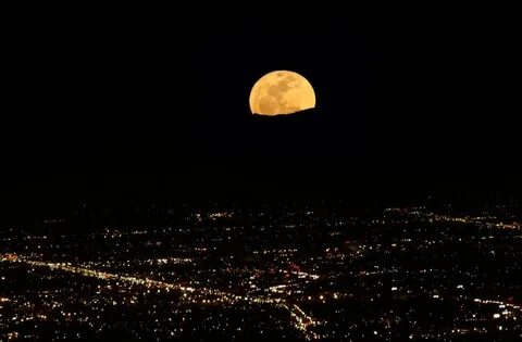 Луна уже стояла высоко над домом