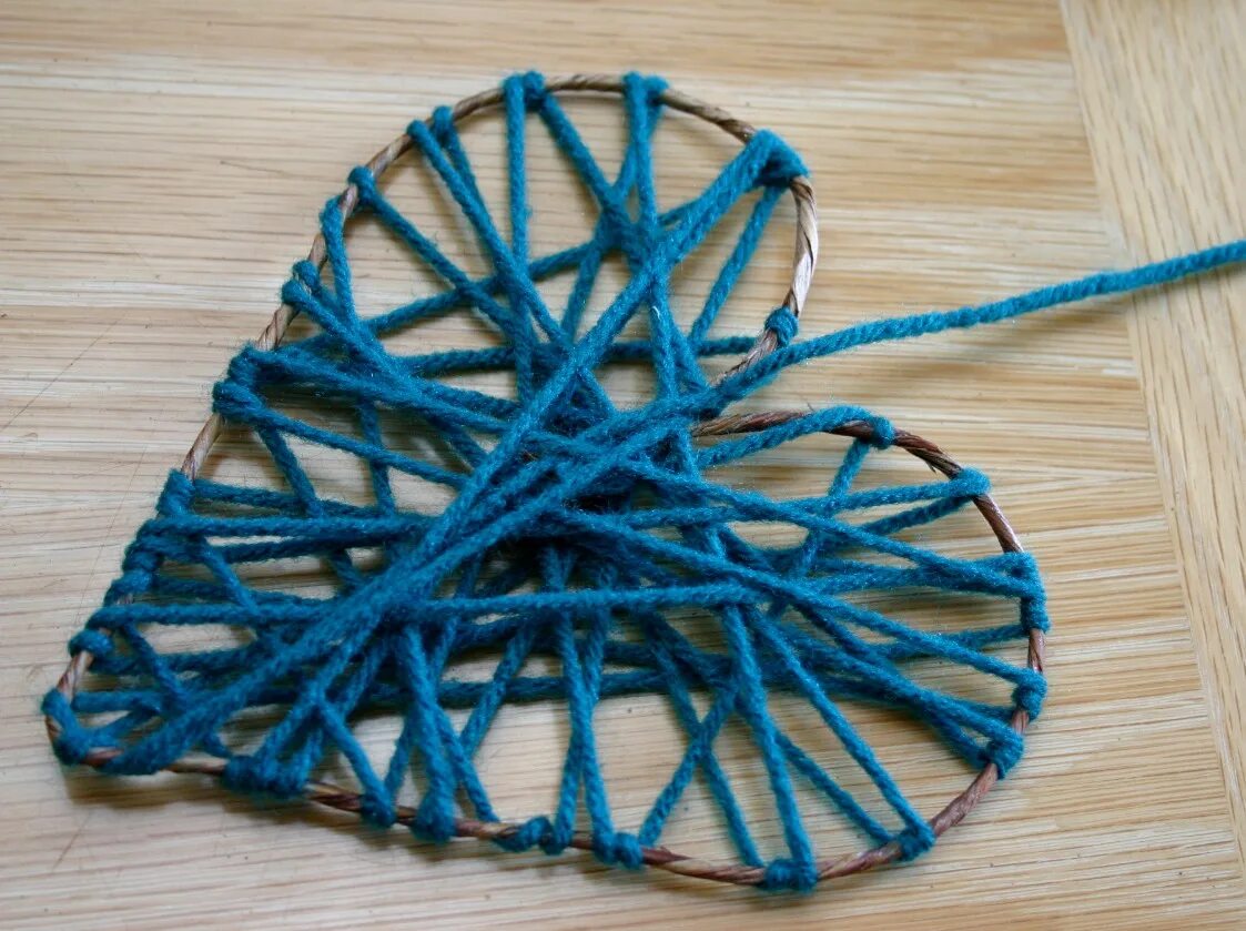 цветы из пряжи. поделки из картона и ниток для детей. поделки из ниток своими руками. помпон из ниток. поделки из ниток для детей.