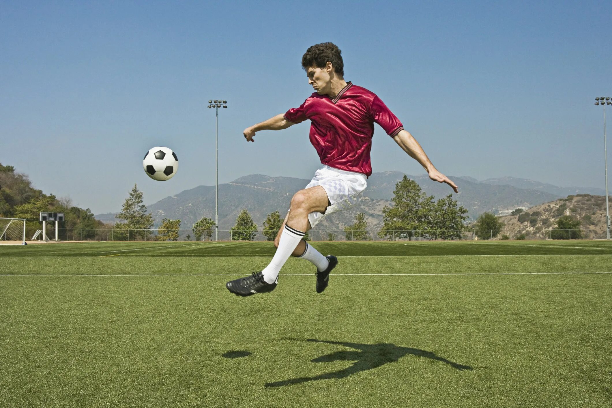 I can playing football. Футболист с мячом. Картинки футболистов. Мяч "футбол". Дети футболисты.