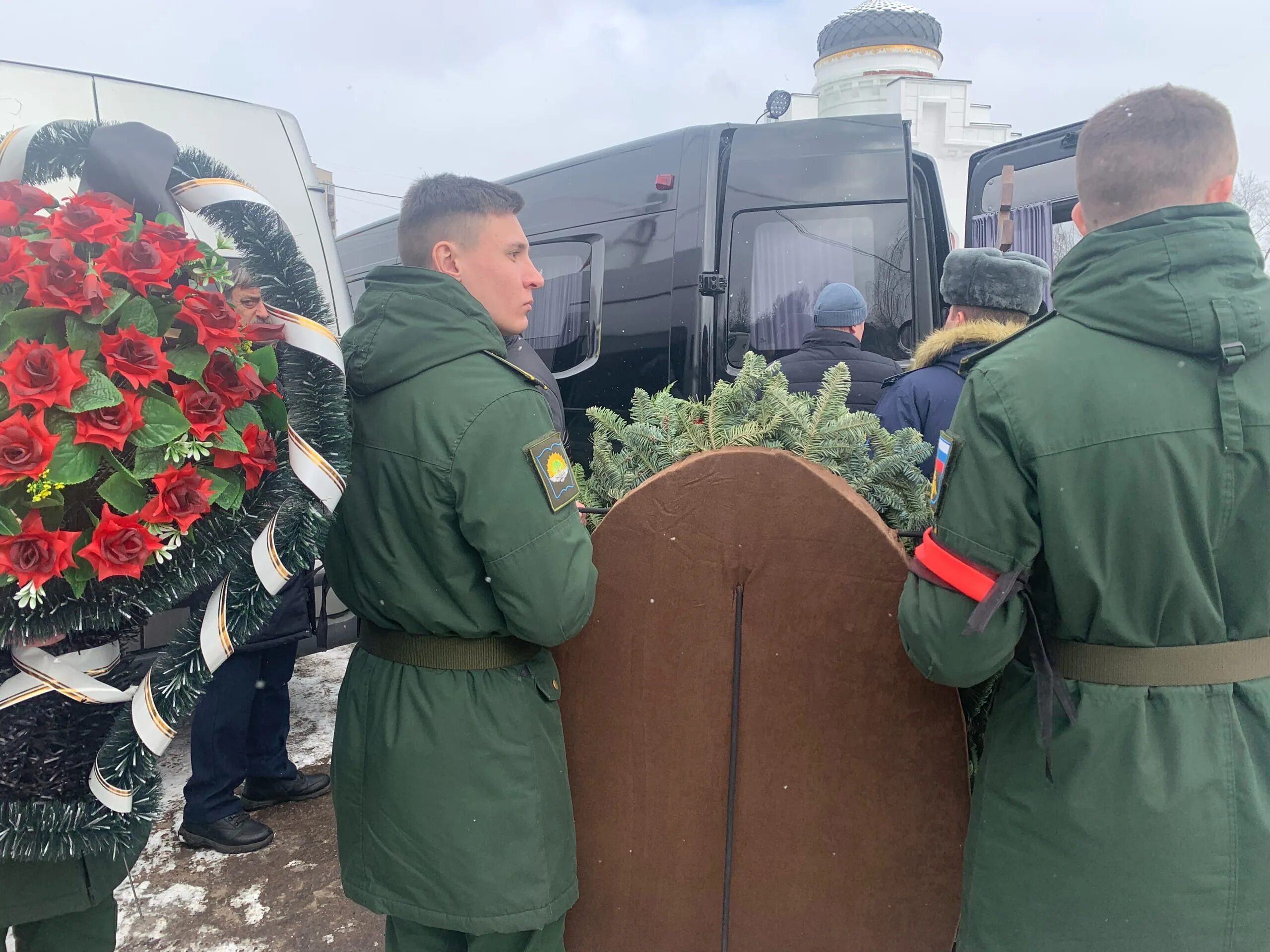 Сво сегодня 1 апреля. Военное мемориальное кладбище. Простились с погибшим в Ярославской. В Ярославле простились.