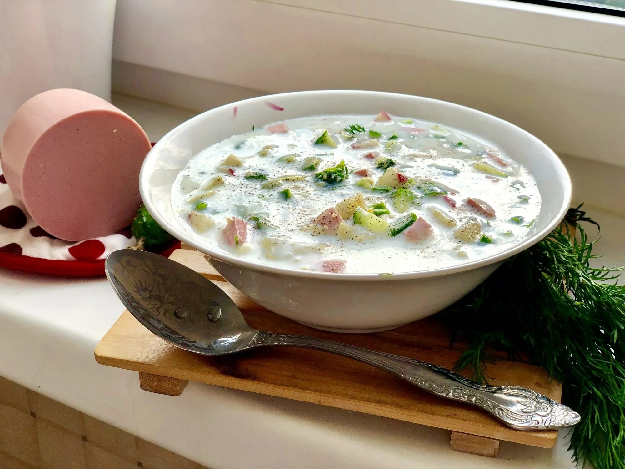 Какая окрошка лучше. Для окрошки тан или айран. чалоп окрошка. окрошка на кефире. окрошка классическая.
