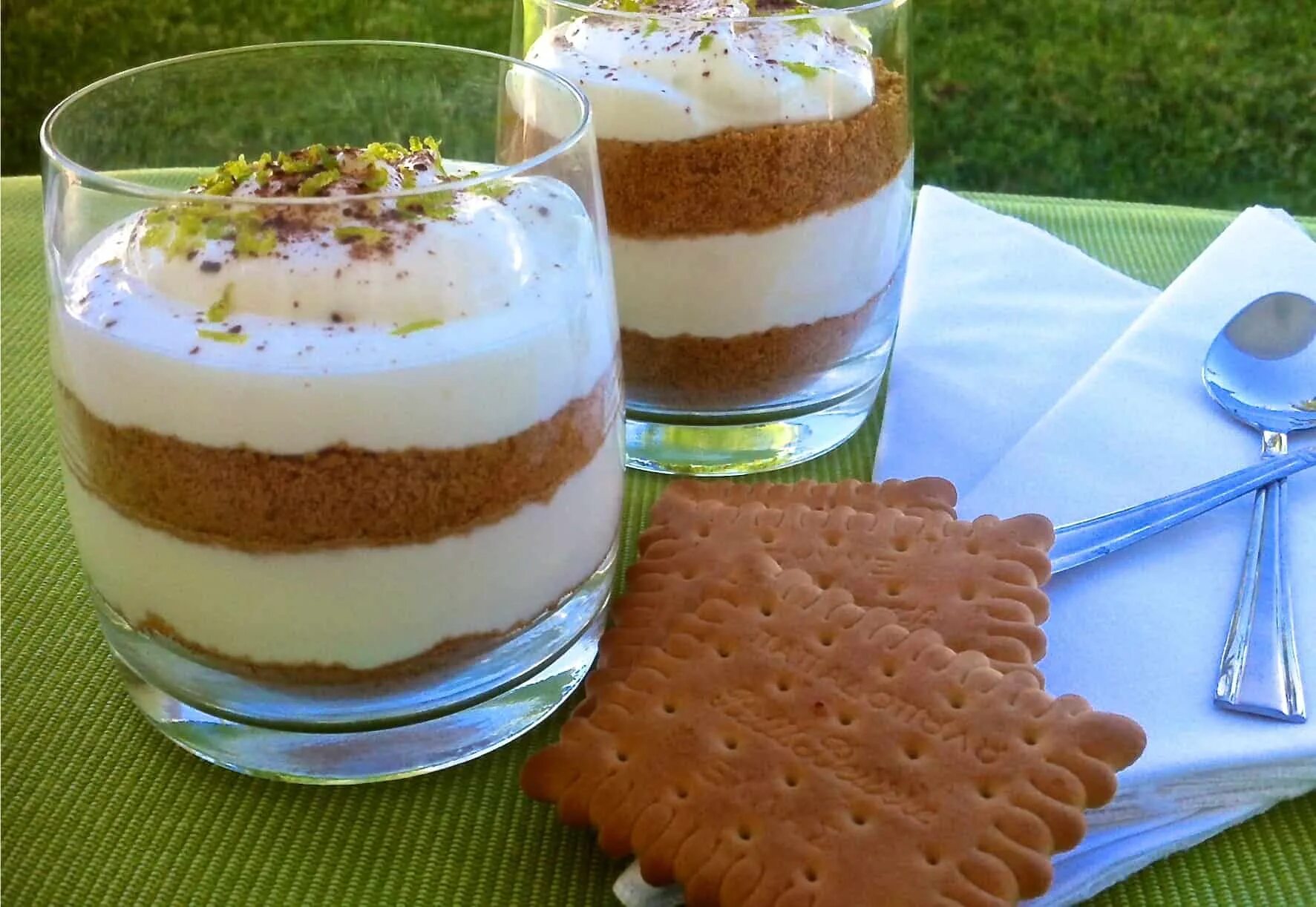 Что можно сделать из йогурта. Десерт из двух слоев. Greek Desserts.