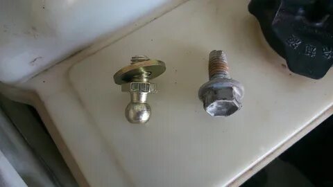 Болт крепления багажника