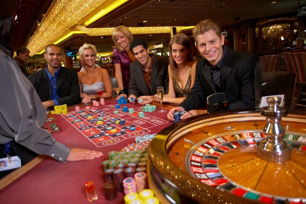 Игра азартных игроков. Лас Вегас казино Рулетка. Крупье Лас Вегас. Казино Лас Вегас покерный стол.