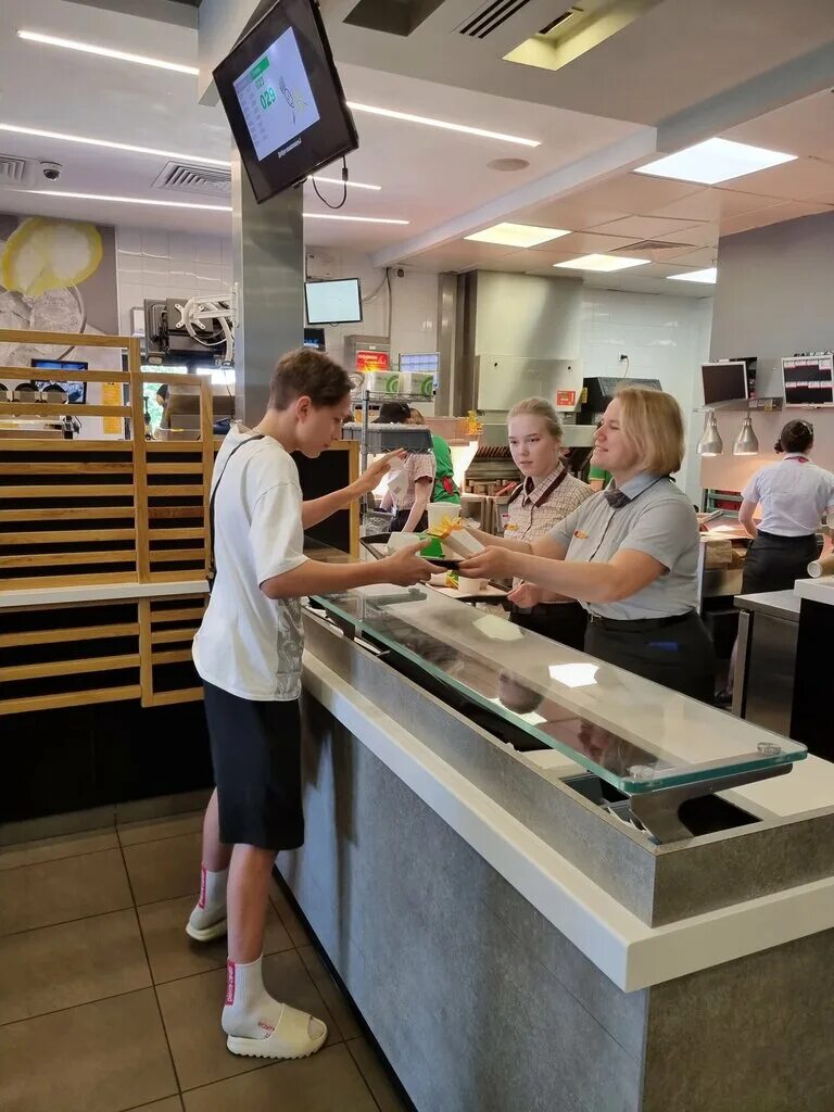 Макдональдс открытие череповец. Вкусно и точка шекснинский проспект череповец. Вкусно и точка череповец работа. Вкусно и точка череповец работа. Новая форма вкусно и точка.