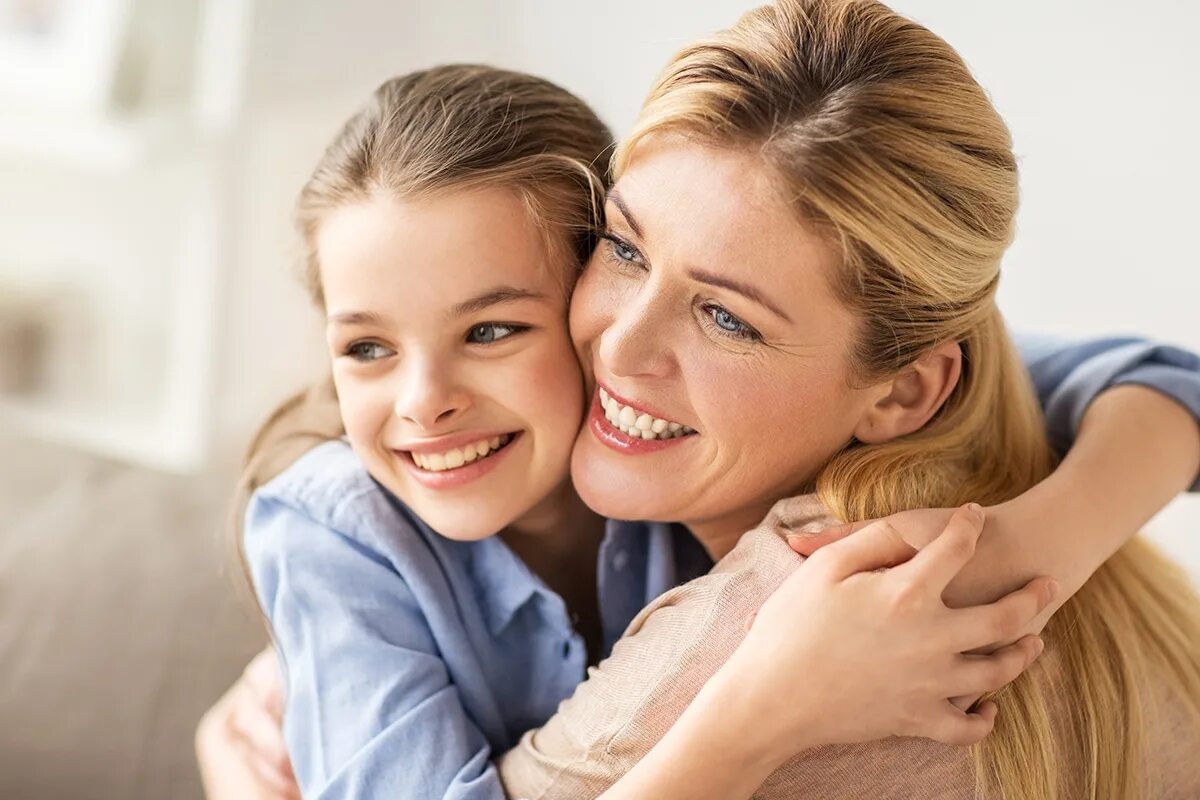 Mother and daughter family. Семья обнимается. Я тобой горжусь фото мамы с ребёнком. Мама з донькою. Мами з дітьми в Польщі.