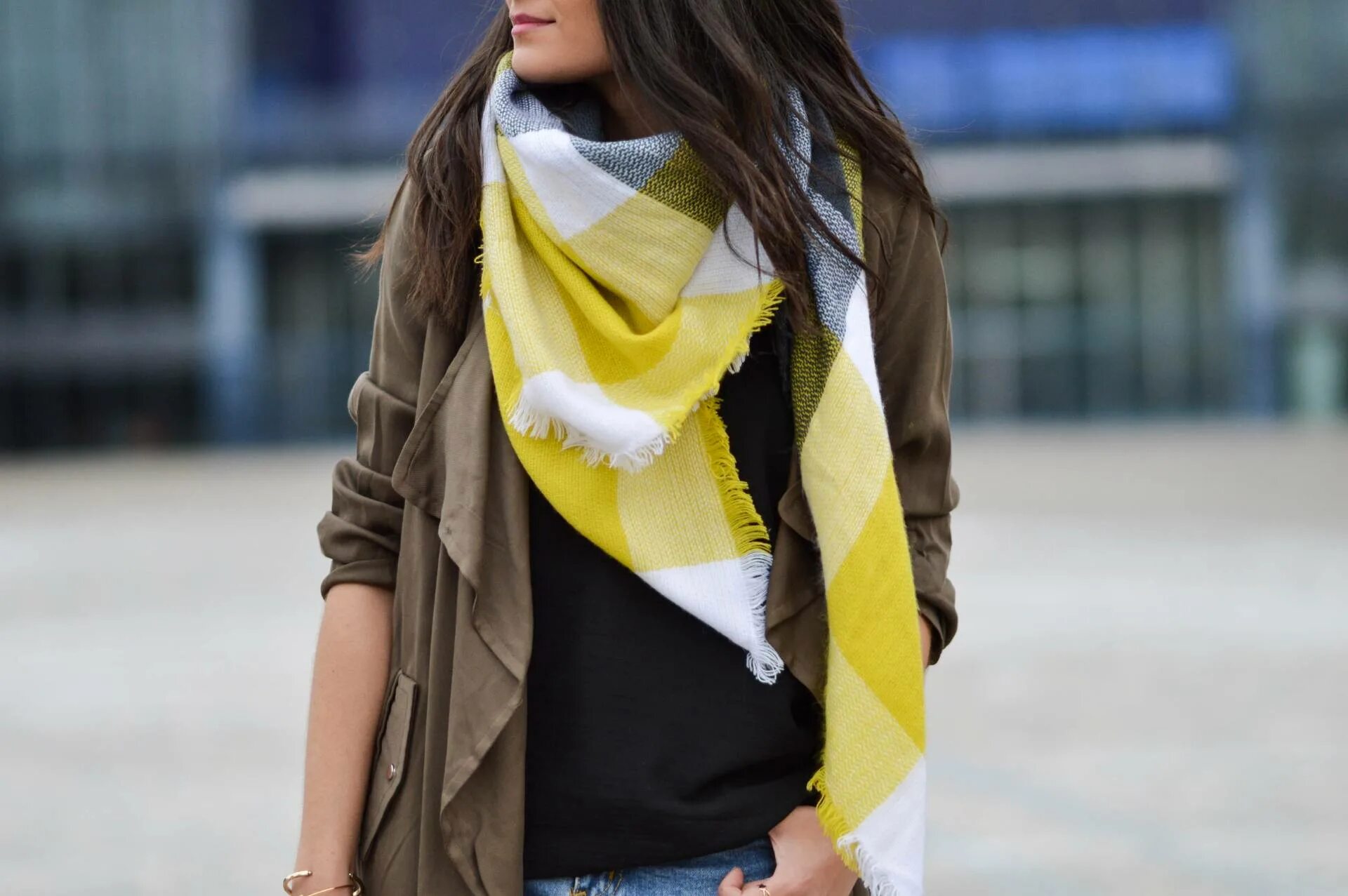 Как весной носить шарф. Модные шарфы. Стильный шарф женский. Желтый шарф. Шарф длинный модный.