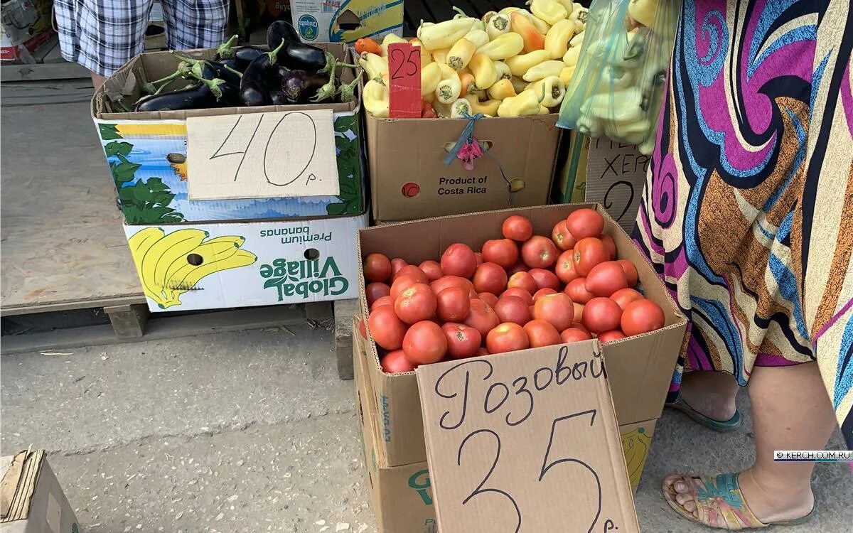 У продавца на прилавке лежало 35. Персики на рынке. Рынок в Керчи. Персики на базаре. Персик на рынке с ценой.