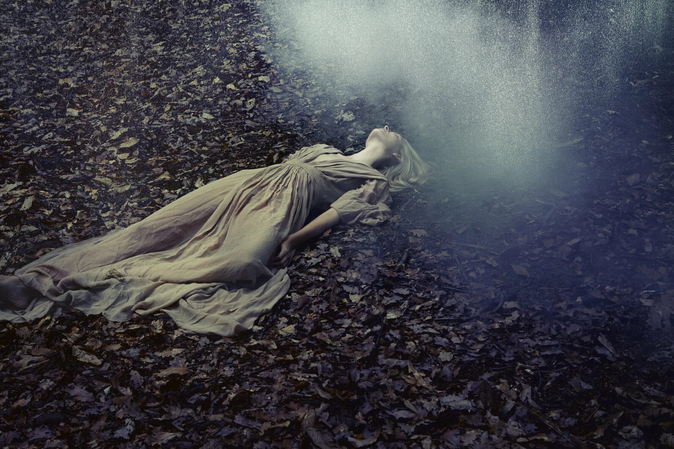 Девушка ползет. Умирающая девушка рассказы. Умирающая девушка рассказы. Умирающая девушка рассказы. Мертвая девушка фэнтези.