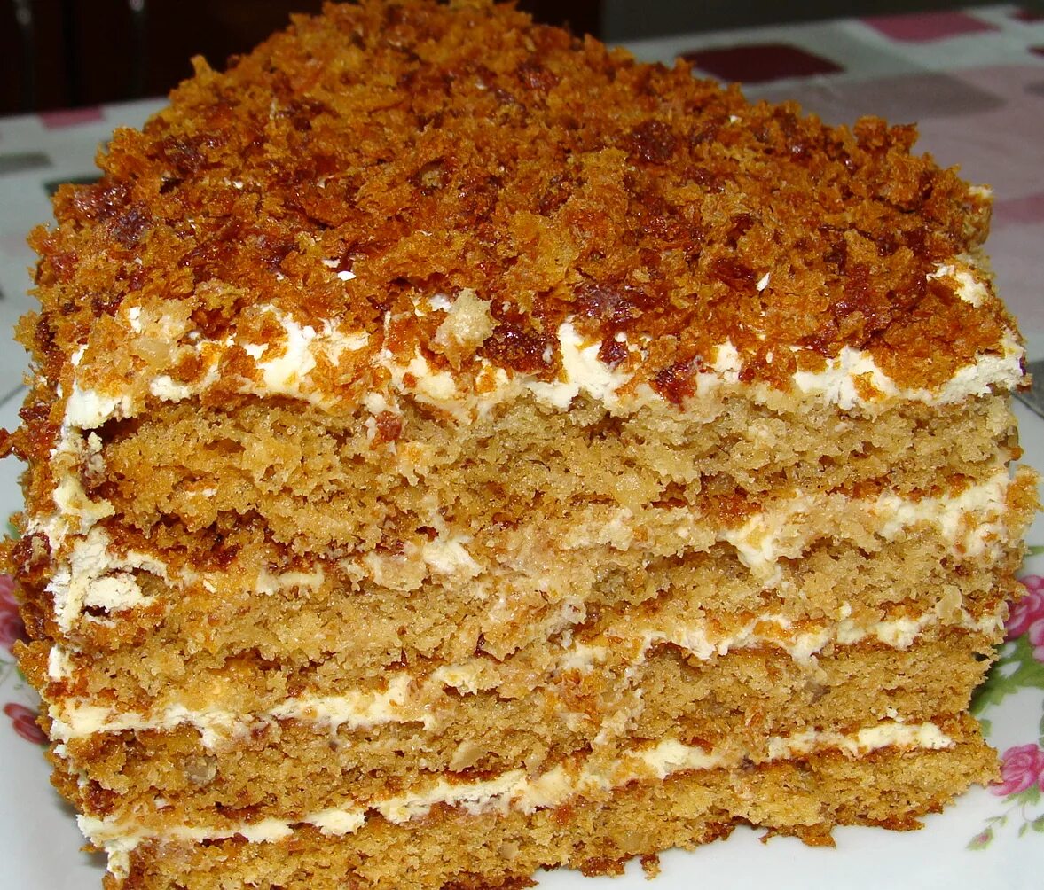 Рецепты простых тортов фото. Медовик. Торт медовый. Вкусные тортики в домашних. Торт медовик низкокалорийный.