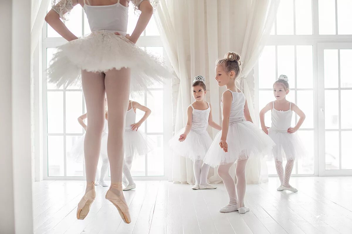 Хореография для детей. Молодые балерины. Прически для маленьких балерин. Девочки балерины. Девушка балерина.