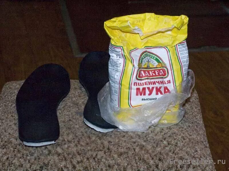Как сделать след деда мороза из муки. Следы деда мороза из муки. следы мукой от деда мороза. следы деда мороза из соды. следы д мороза из муки.