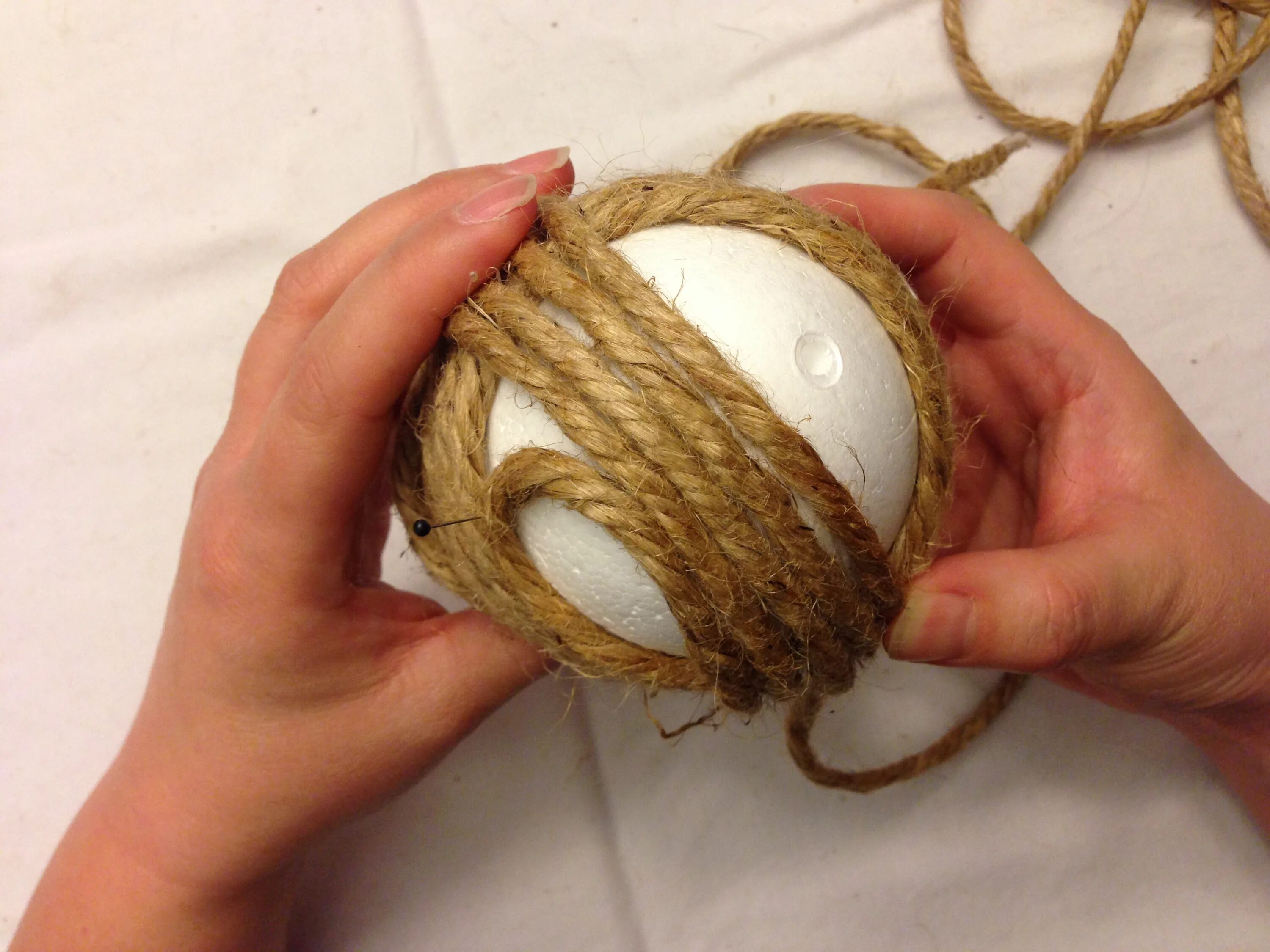 гнездо из бечевки. сделать шары из джута. новогодние шары из шпагата. шары из веревки. шарики из джута.