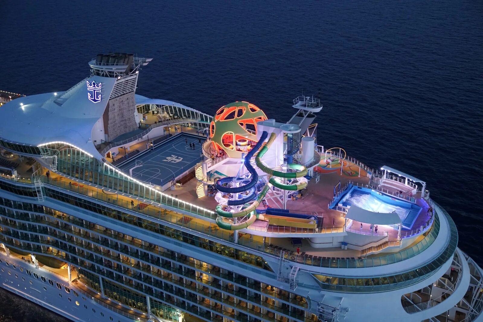 Seas royal. Лайнер mariner of the seas. лайнер ройал карибиан. круизный лайнер royal caribbean. royal caribbean симфония морей..