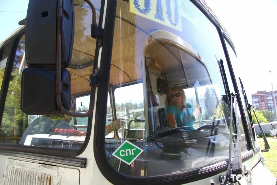 Требуется водитель. Посмотрите вакансии в томске. Водитель экспедитор. Водитель вахтового автобуса. Работа томск вакансии свежие водитель.
