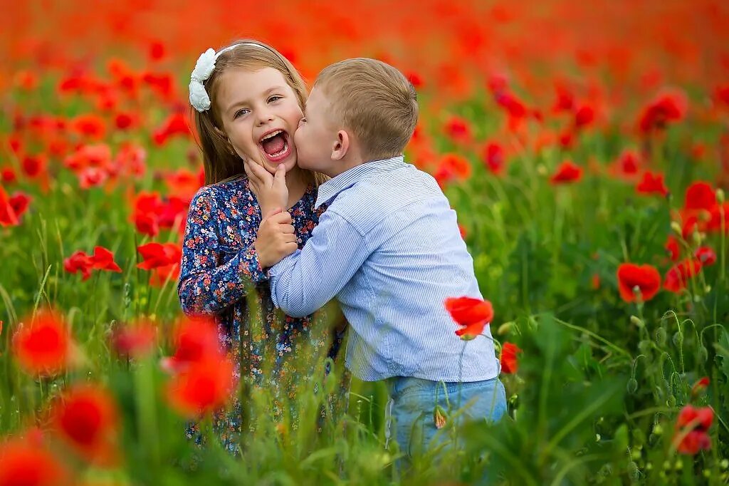 Мак для детей. Фотосессия в маках. Дети поцелуй цветы. Детская фотосессия в маках. Радости первой любви