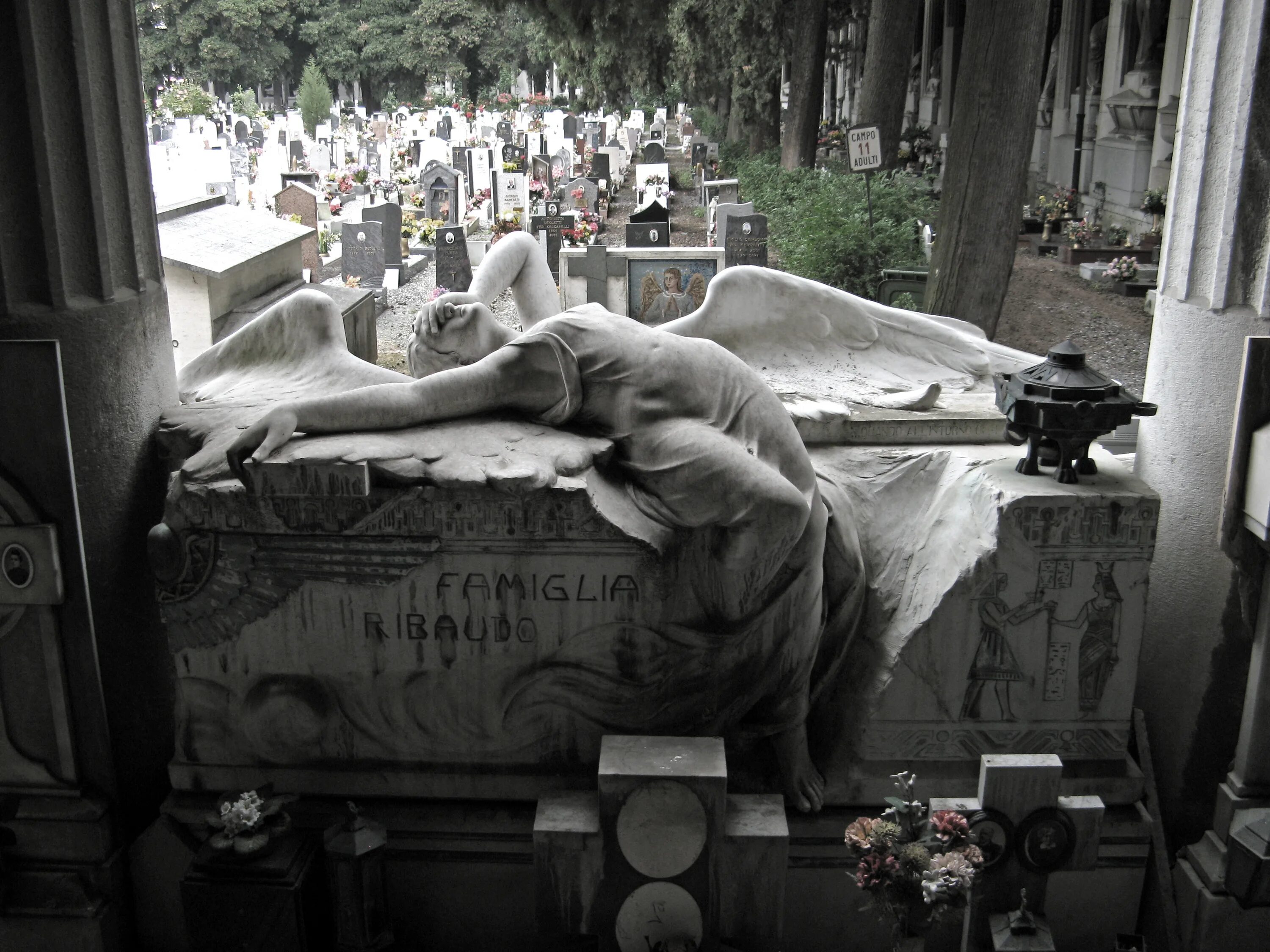 Италия люди умирают. Кладбище Стальено в Генуе. Кладбище Стальено Генуя Италия. Монументальное кладбище Стальено, Генуя. Скульптуры кладбища Стальено Генуя Италия.