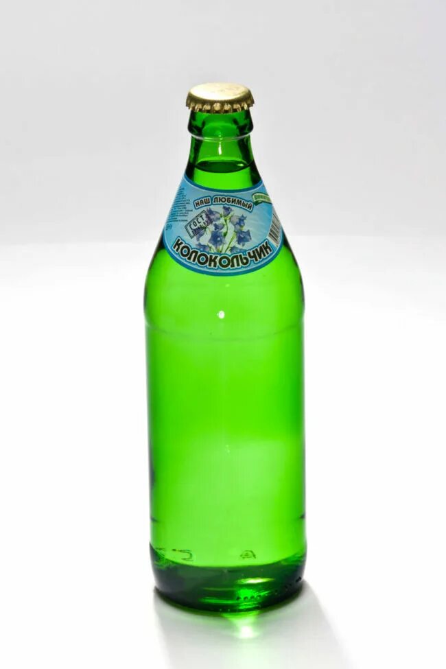 Газированная вода в зеленой бутылке