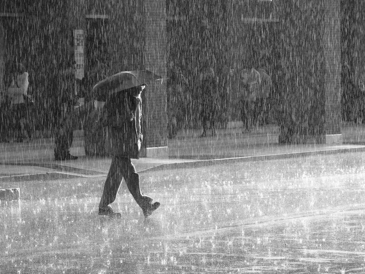 Wasn t raining. Человек под дождем. Дождь. Идет под дождем. Человек идет под дождем.