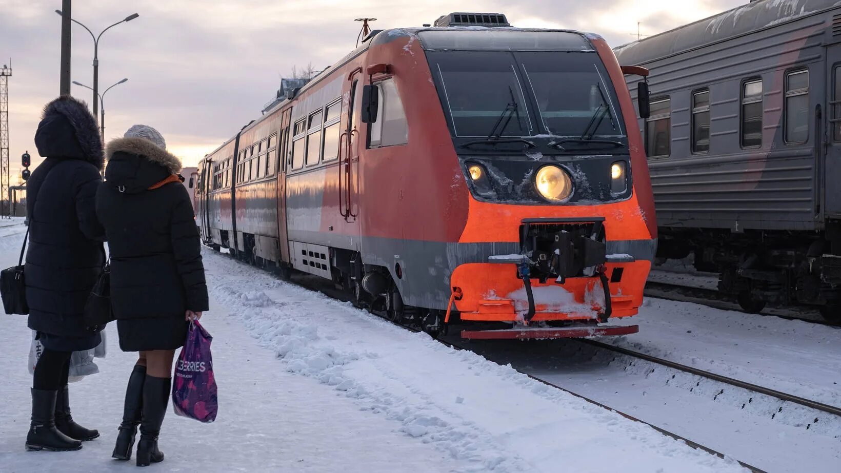 Фото движение поезда по мосту в Архангельске. Электричка архангельск онега