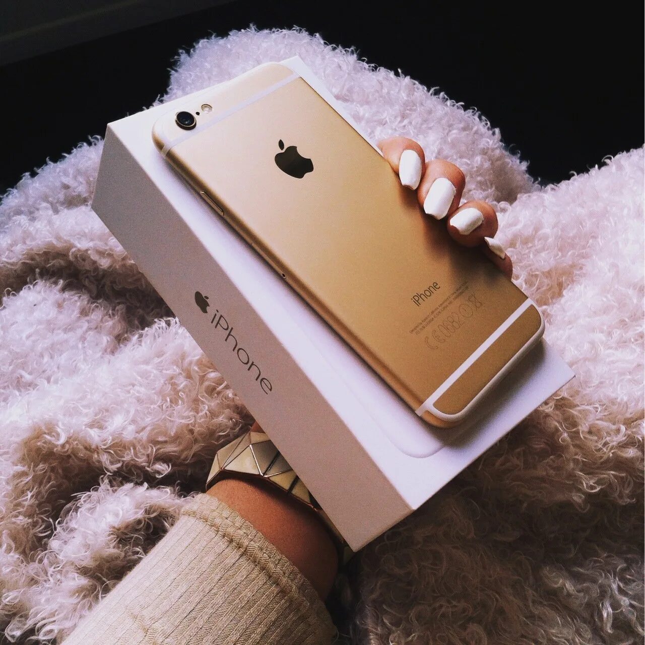 Айфон 13 дорогой. Iphone 6 Gold. Айфон в подарок. Красивый айфон. Айфон подарок девушке.