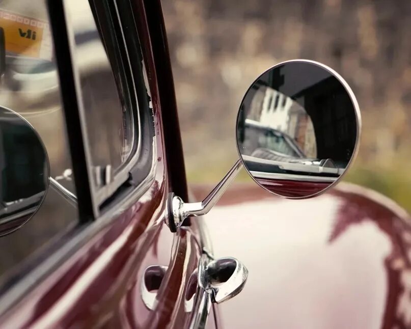 Водительское зеркало купить. Зеркальная машина. Зеркало в машине. Зеркало машины боковое. Маша у зеркала.