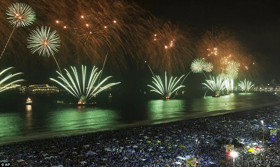 рождество в рио де жанейро. New year in brazil. новый год пляж копакабана в рио-де-жанейро. новый год в бразилии рио-де-жанейро. салют рио де жанейро.