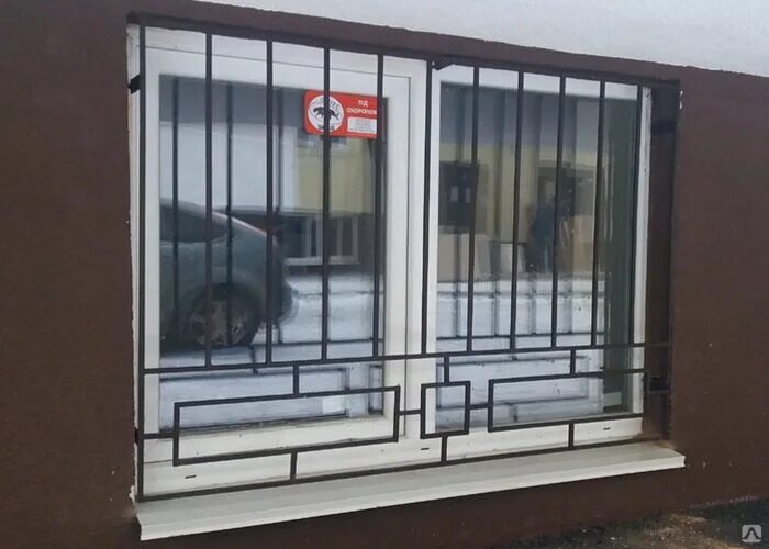 Решетка подвальная. Решетки на окна подвала жилого дома. Цокольная решетка. Кованые решетки. Решетки на подвальные окна.