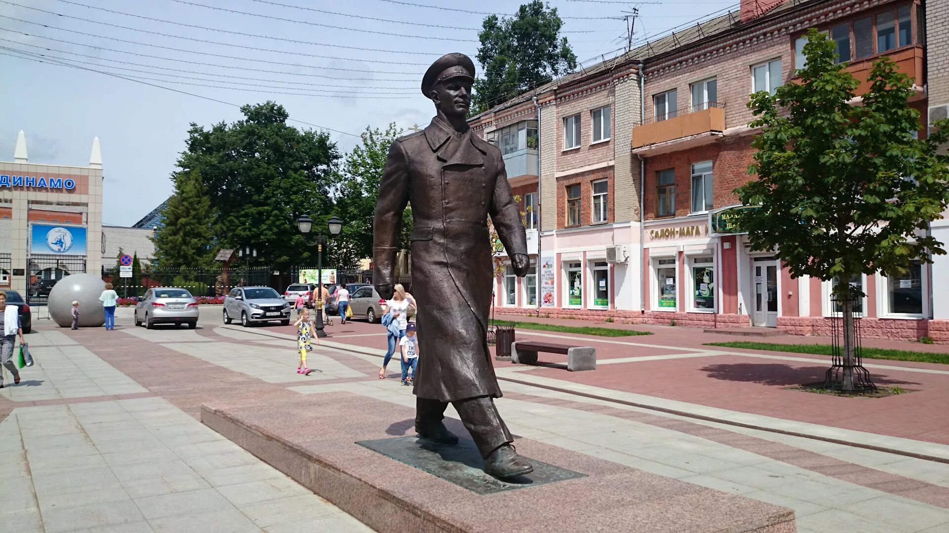 Сходить брянске. Памятник Гагарину в Брянске. Памятники бульвар Гагарина. Памятник на бульваре Гагарина Брянск. Бульвар Гагарина. Памятник Юрию Гагарину..