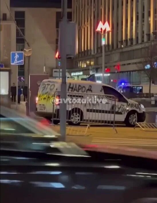 Машины в Москве. Машина заехала в метро. Машина на Пушкинской площади.
