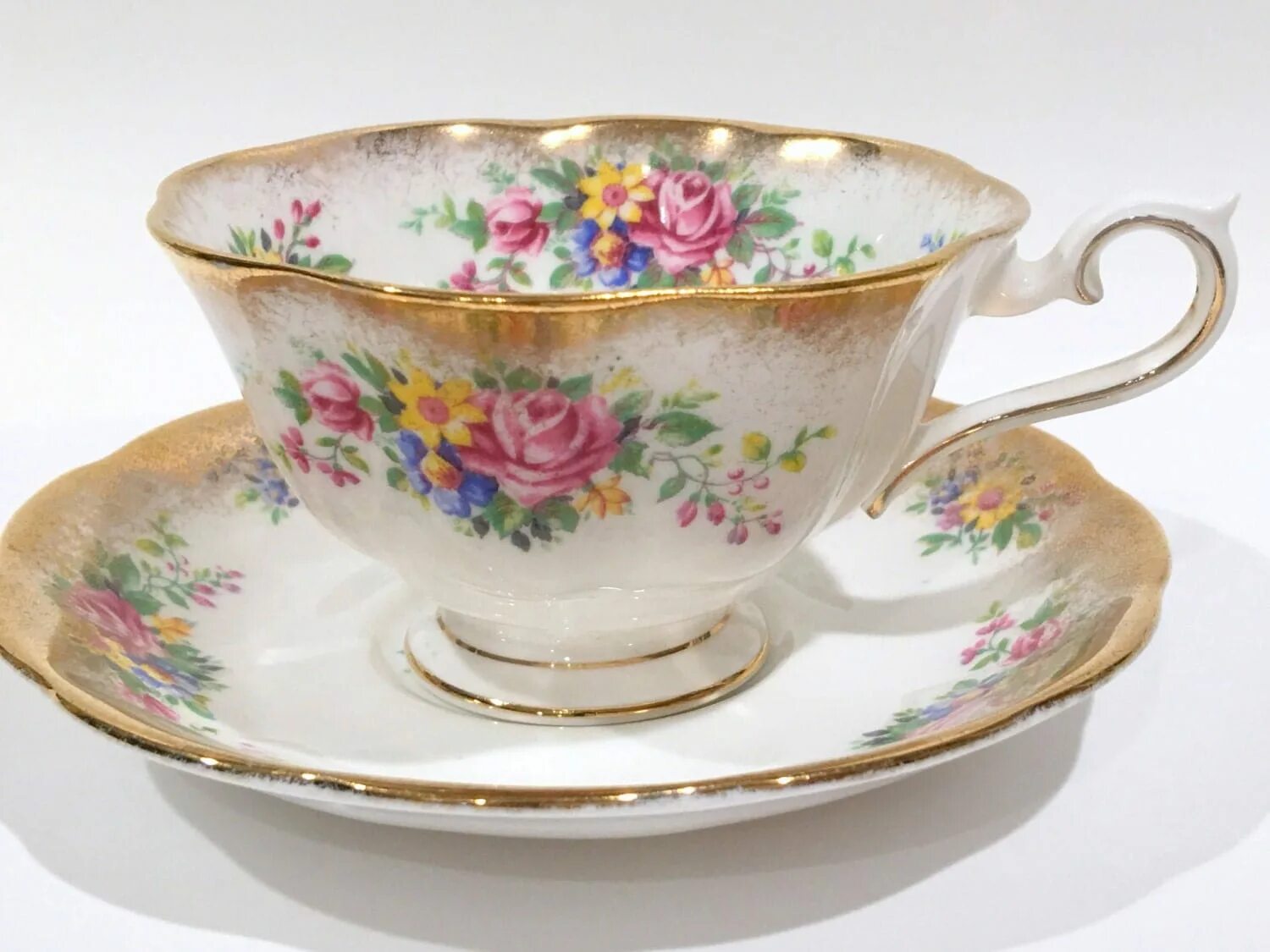 Royal Albert Tea Cup and Saucer. Royal Bone China Premium collection Золотая чашка. Royal Bone China articles чашки. Queen Elizabeth 70 Tea Cup and Saucer.