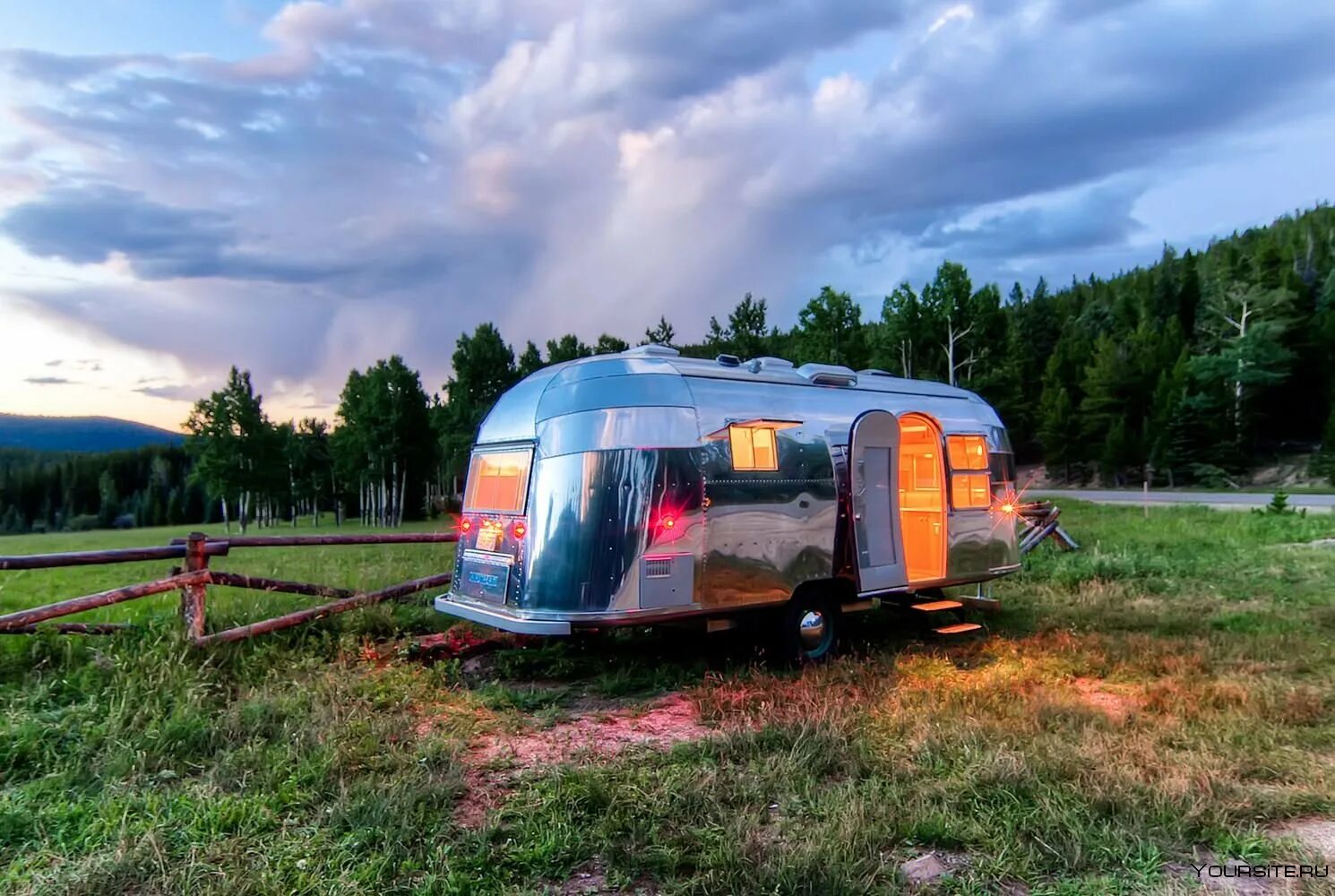 Автодом избушка. Тини хаус с террасой. Американский кемпер airstream. Питч кемпинг. Rv трейлер.