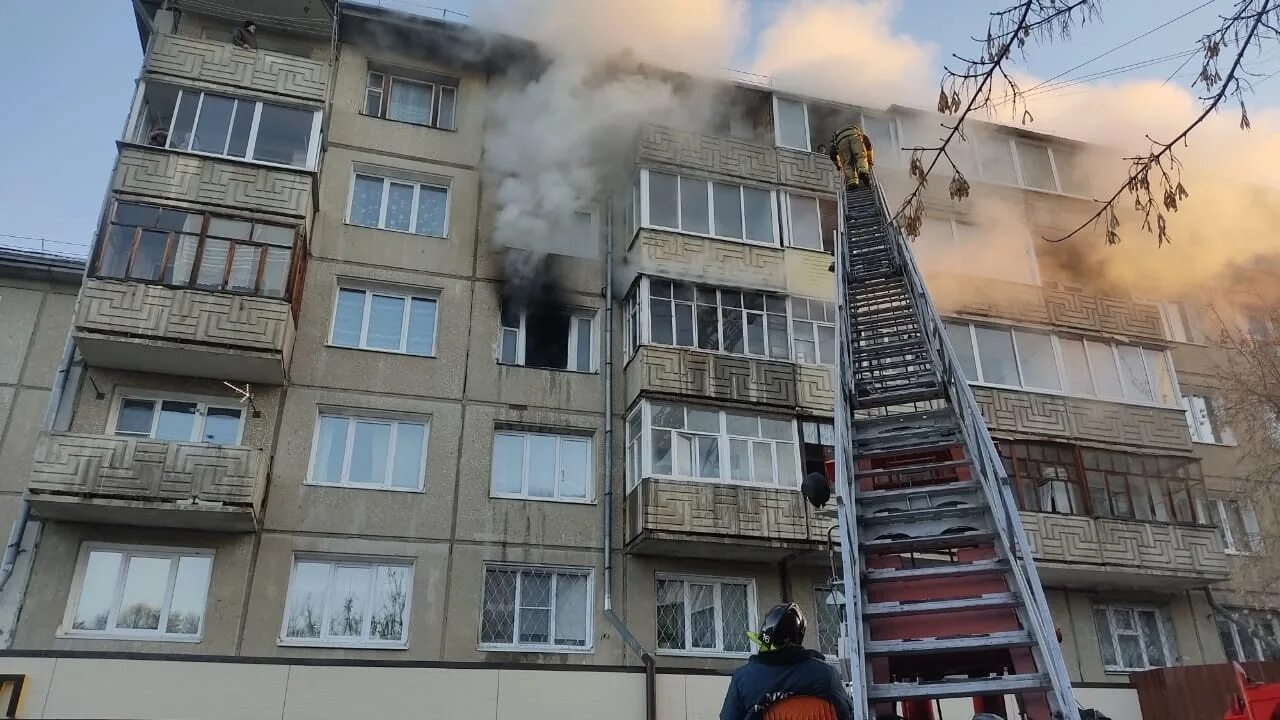 Пожар в екатеринбурге 12 января 2021. Пожар в многоэтажном доме. Пожар квартирах многоэтажных домах. Пожары в жилых домах. Пожар в многоэтажном доме.
