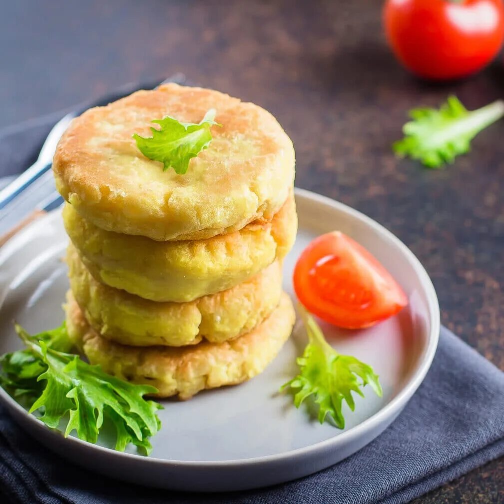 Картофельные котлеты из пюре без начинки. Картофельные котлеты. картофельные биточки. пюре с котлетой. куриные котлеты с сырной начинкой.