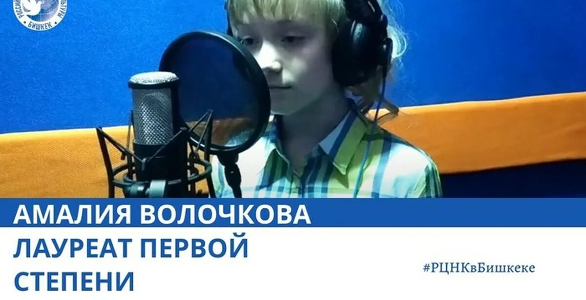 Гляжу в озера синие исполняет девочка. Гляжу в озера синие поет девочка. синими поёт девочка. гляжу в озёра синие - поют дети.
