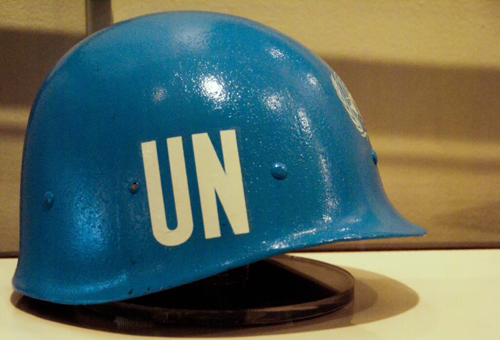 Голубой оон. Миротворческая каска ООН. Каска Миротворца ООН. Шлем Миротворца ООН. Голубые каски.