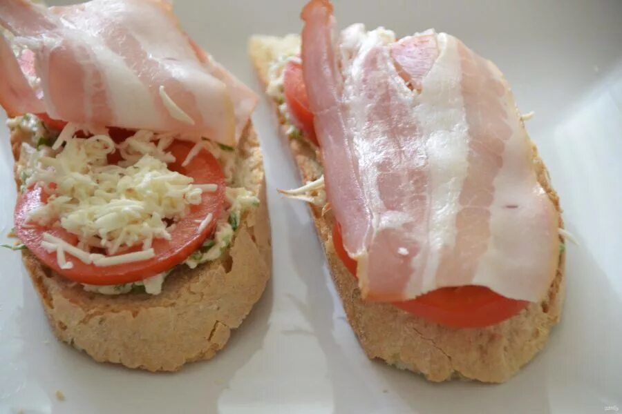 Горячие бутерброды - 10 вкусных рецептов приготовления с пошаговыми фото