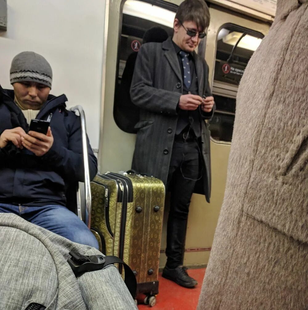 Вагон метро с пассажирами. Люди в транспорте. Люди в метро сша. О чем думают люди в метро. Смешные пассажиры в метро.