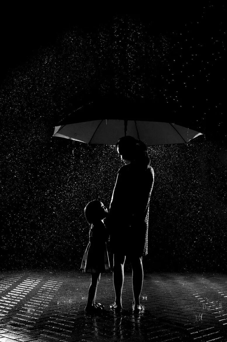 Черное белое фото грустное. Одиночество под дождем. Человек под дождем. Силуэт под дождем. Дождь одиночество.