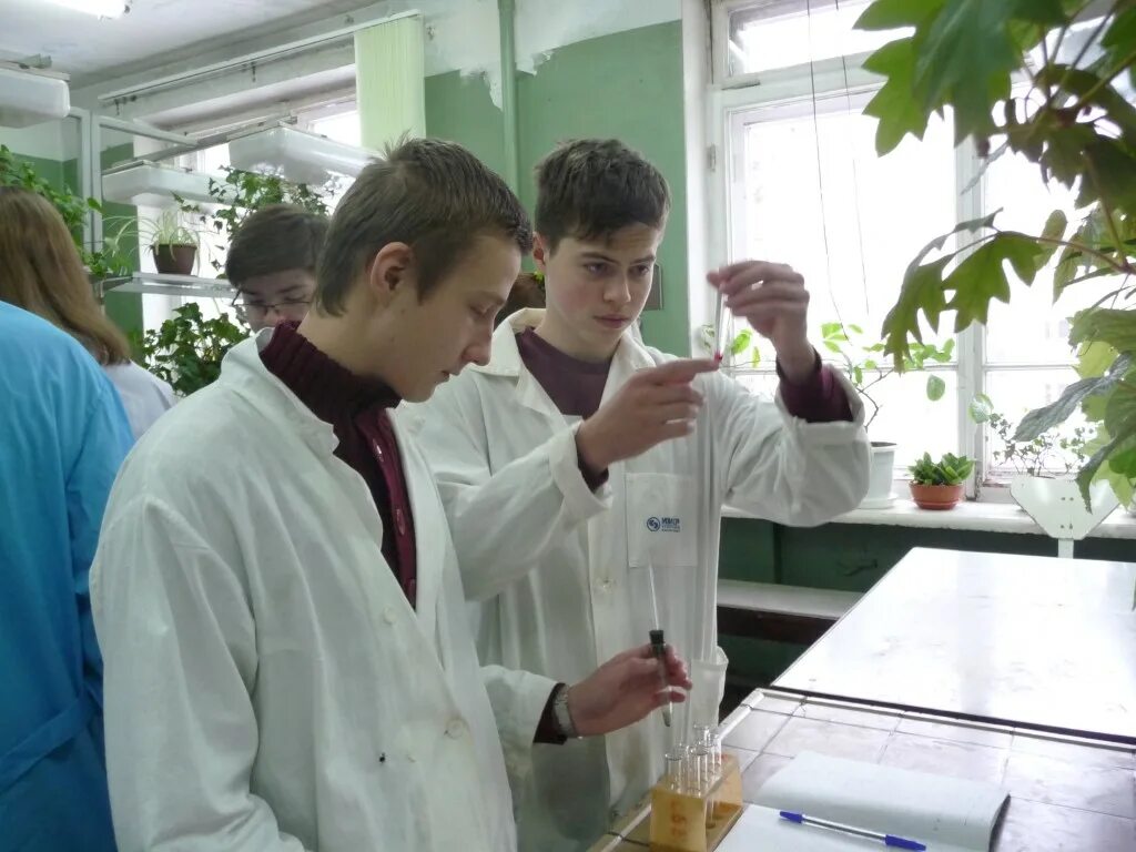 куда поступить после 9 класса связанное с бизнесом. школьная химическая лаборатория. школа с биологическим уклоном. химико биологический лицей москва. школы с химико-биологическим уклоном симферополь.