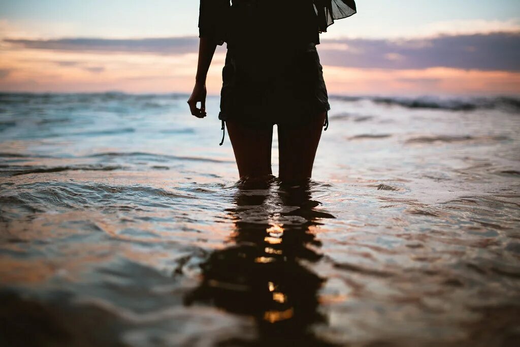Стоял у моря. Девушка на берегу моря. девушка на море со спины. девушка на берегу моря спиной.