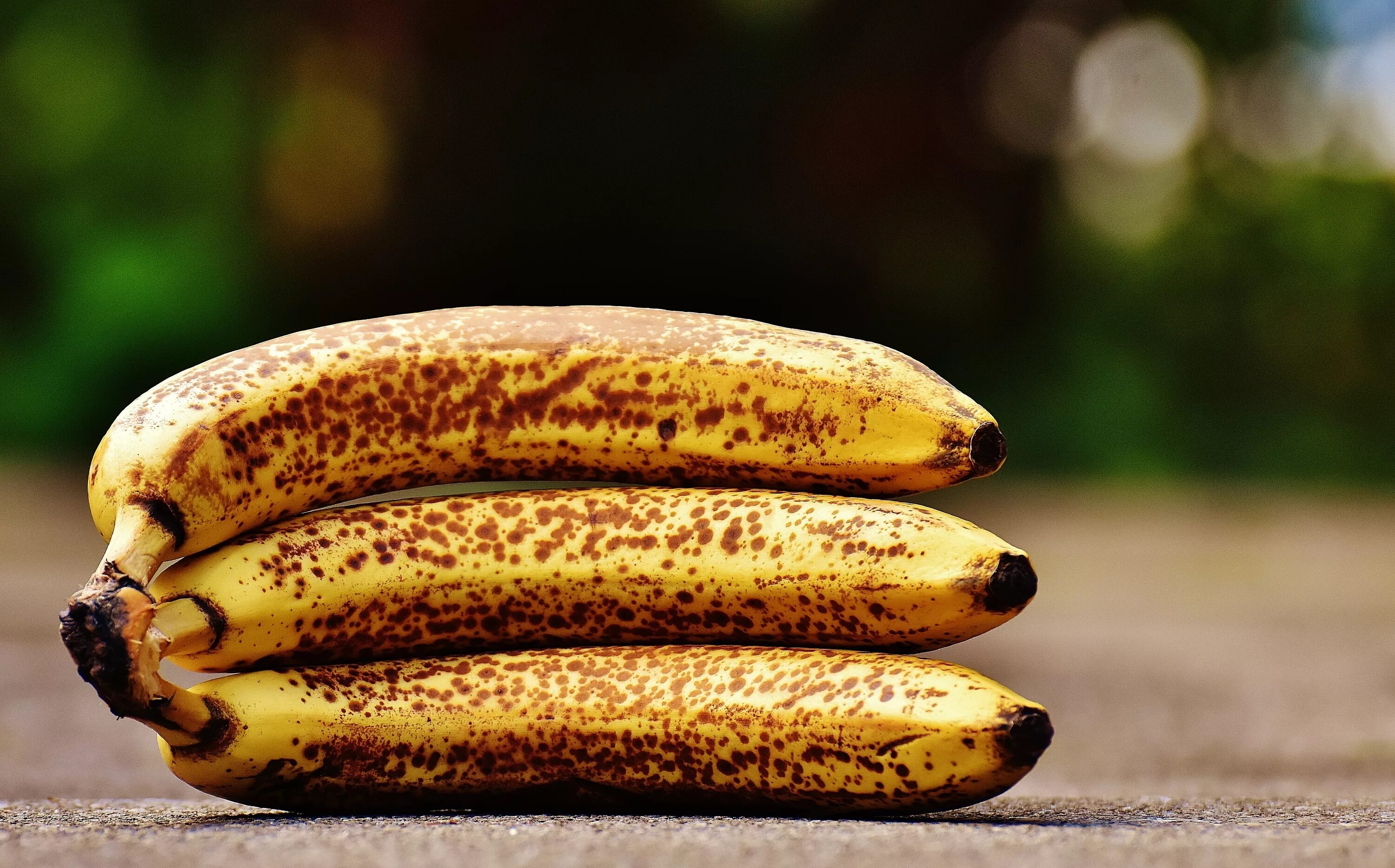 Банан. Перезревший банан. Переспелый банан. Макросъемка банана.