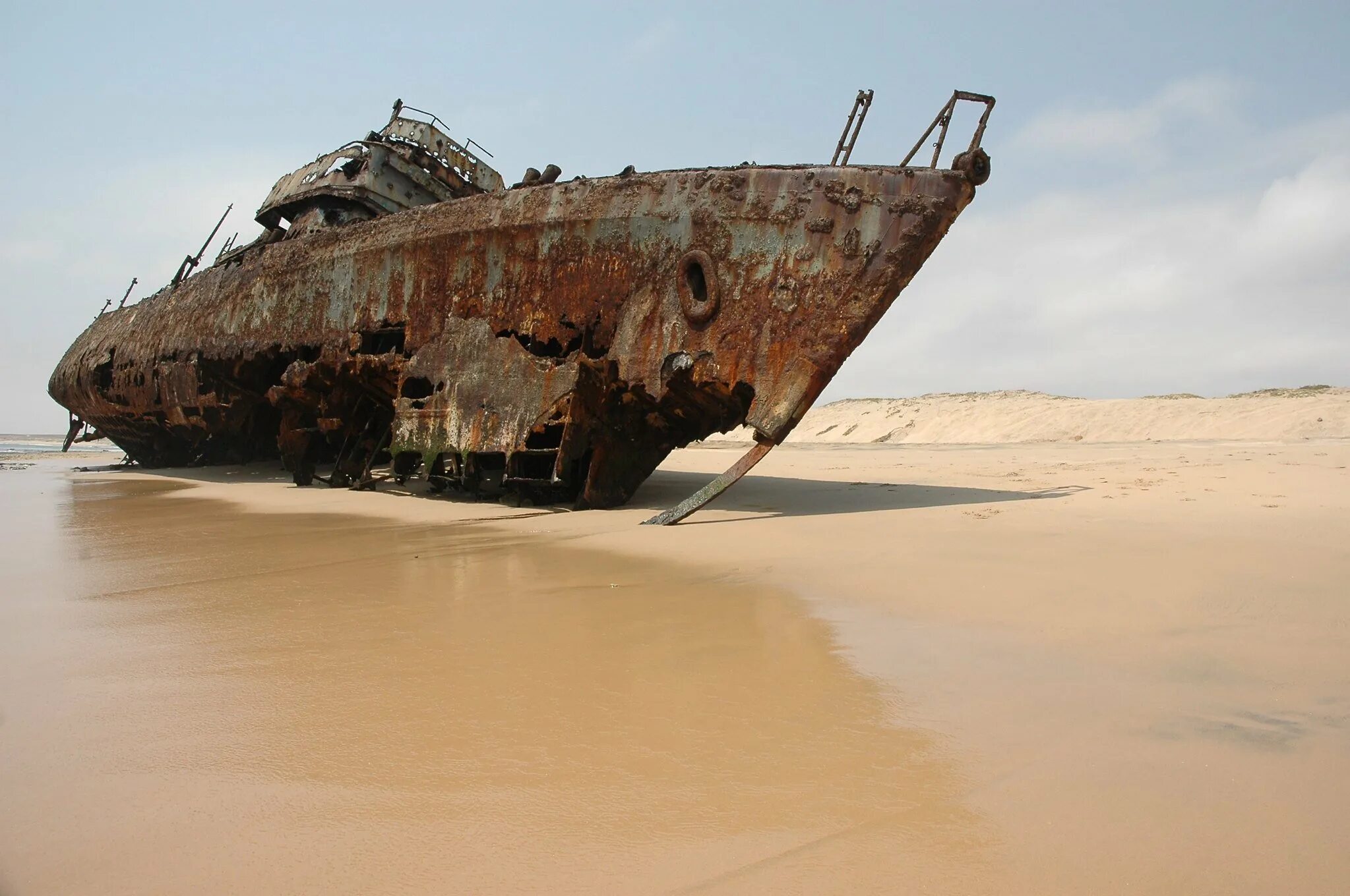 Ужасные корабли. Берег скелетов в Намибии корабль. Намибия берег скелетов (Skeleton Coast). Намибия кладбище кораблей. Берег скелетов Ангола.
