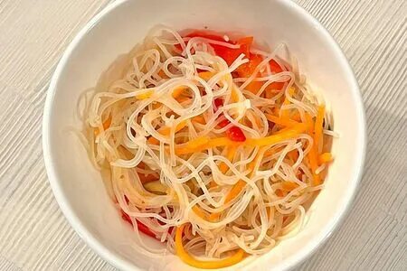 Салат из фунчозы с огурцом и перцем