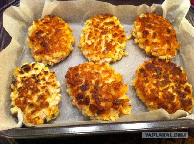 Котлеты по пожарски с сухариками. Котлеты пожарские в духовке. Котлеты пожарские классический рецепт с фото в духовке. Котлеты куриные пожарские. Пожарские котлеты в торжке.